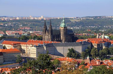 Prag, P, Çek Cumhuriyeti - 24 Ağustos 2016: Azizler Büyükşehir Katedrali Vitus Wenceslaus ve Adalbert ve kalesi