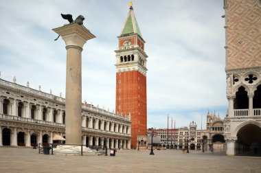 Venedik, VE, İtalya - 18 Mayıs 2020: Kilit altında insanlar olmadan ana meydanda Saint Mark 'ın çan kulesi