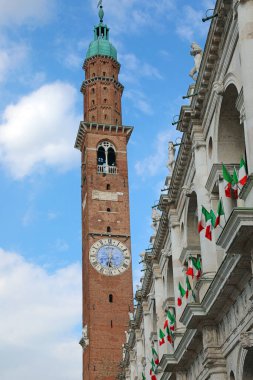 Vicenza, VI, İtalya - 1 Haziran 2020: Bazilika Palladiana, Piazza dei Signori ve TORRE BISSARA şehir kulesindeki Rönesans binasıdır.