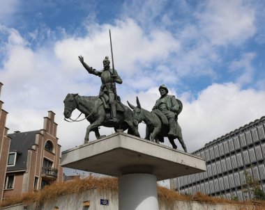 Brüksel, B, Belçika - 19 Ağustos 2022: İspanya 'nın Yeri' nde Sancho Panza ve Don Kişot Heykeli