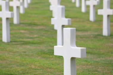 Colleville-sur-Mer, FRA, Fransa - 21 Ağustos 2022: Amerikan Askeri Mezarlığı ve askerlerin mezarlarında beyaz haçlar