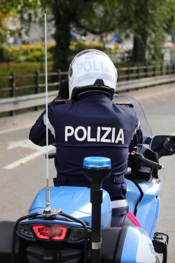 Vicenza, VI, İtalya - 9 Ekim 2022: Polis motosikletçisi ve metin POLIZIA İtalyanca POLICE anlamına geliyor