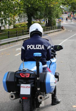 Vicenza, VI, İtalya - 9 Ekim 2022: Polis motosikletçisi ve metin POLIZIA İtalyanca POLICE anlamına geliyor