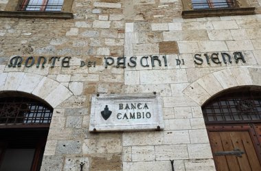 San Gimignano, SI, İtalya - 19 Şubat 2023: Monte DEI PASCHI DI SIENA adlı İtalyan bankası