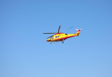 Roma, RM, İtalya - 2 Temmuz 2023: Hava ambulansı olarak sarı helikopter kurtarma kullanıldı