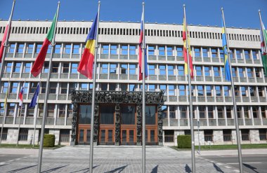 Ljubljana, L, Slovenya - 15 Ağustos 2023: Slovenya Parlamentosu Avrupa başkentinin inşası ve daha fazla dalgalanan bayraklar