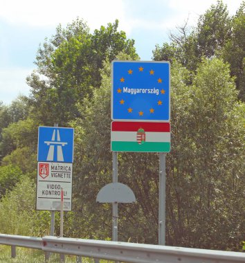 Polgardi, P, Macaristan - 17 Ağustos 2023: Macar Sınırı ve yolda elektronik vignettlerin göstergesi