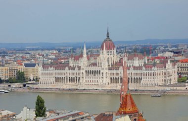 Budapeşte, B, Macaristan - 18 Ağustos 2023: Macaristan Parlamento binası ve Tuna Nehri