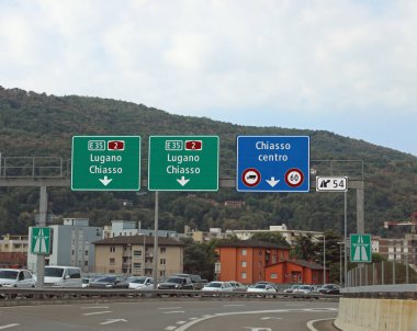 İsviçre ve Kuzey İtalya sınırı yakınlarındaki CHIASSO ve Lugano şehirleri için yol işaretleri