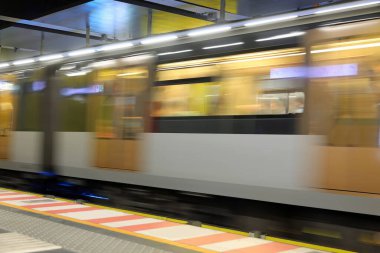 Metro vagonunu metro istasyonunda insanlar olmadan taşımak.