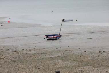 Fransa 'nın kuzeyindeki Cancale' de sular çekildiği sırada ıssız bir tekne karaya oturdu.