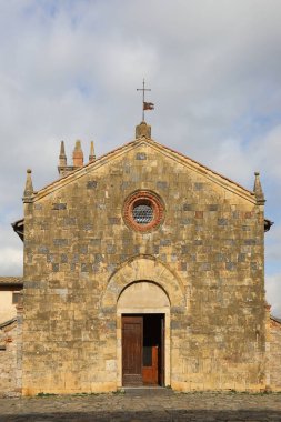 İtalya 'da Siena yakınlarındaki Toskana' daki Monteriggioni kasabasında Kutsal Meryem Kilisesi.