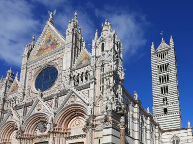 Orta İtalya ve Çan Kulesi 'ndeki SIENA Katedrali Cephesi