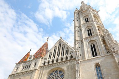 Budapeşte Macaristan 'daki Matthias Kilisesi Avrupa' daki Budapeşte Kalesi 'nin Varsayımı Kilisesi de