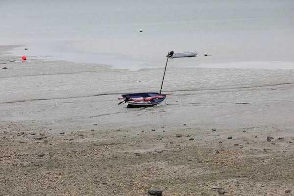 Fransa 'nın kuzeyindeki Cancale' de sular çekildiği sırada ıssız bir tekne karaya oturdu.