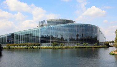 Strasbourg, FRA, Fransa - 16 Ağustos 2022: Avrupa Parlamentosu 'nun resmi merkezi ve küçük göl
