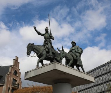 Brüksel, B, Belçika - 19 Ağustos 2022: İspanya 'nın Yeri' nde Sancho Panza ve Don Kişot Heykeli