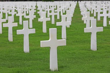 Colleville-sur-Mer, FRA, Fransa - 21 Ağustos 2022: Amerikan Askeri Mezarlığı ve askerlerin mezarlarında beyaz haçlar