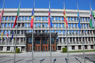 Ljubljana, L, Slovenya - 15 Ağustos 2023: Slovenya Parlamentosu Avrupa başkentinin inşası ve insansız bayraklar