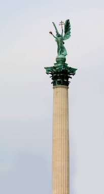 Budapeşte, B, Macaristan - 18 Ağustos 2023: Kahraman Meydanı 'nda Başmelek Gabriel' in heykeli