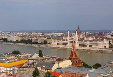 Budapeşte, B, Macaristan - 18 Ağustos 2023: Macaristan Parlamento binası ve Tuna Nehri