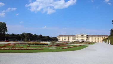Viyana, WIEN, Avusturya - 22 Ağustos 2023: Habsburg Hanedanı 'nın harika bahçeleri ve Schonbrunn Kalesi' nin konutu