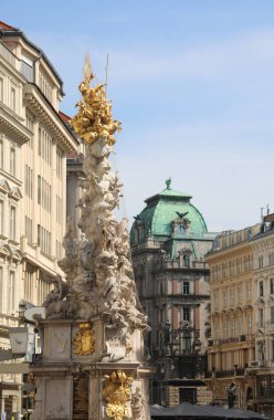 Viyana, WIEN, Avusturya - 23 Ağustos 2023: Veba kolonu şehrin iç kesimlerinde altın heykelleri olan bir anıttır.