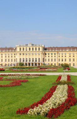 Viyana, WIEN, Avusturya - 22 Ağustos 2023: Habsburg Hanedanı 'nın muhteşem bahçeleri ve Schonbrunn Kalesi