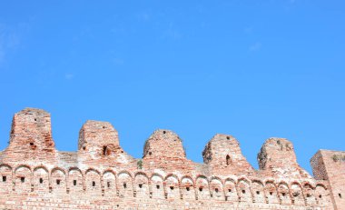 Cittadella, PD, İtalya - 24 Eylül 2023: Yüksek kulesi olan insanlar olmadan antik şehir duvarları