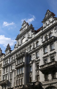 Avrupa 'nın başkentindeki tarihi Orta Avrupa tarzı binanın ön cephesinde insanlar olmadan