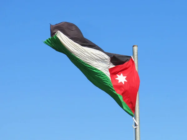 Amplia Bandera Jordania Ondeando Cielo Azul —  Fotos de Stock