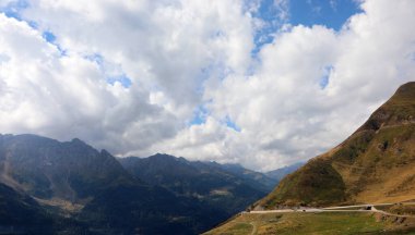 İtalya ile İsviçre arasındaki Panoramik Yol Yazın Saint Gotthard Geçidi 'nde