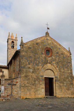 Siena İtalya yakınlarındaki Toskana 'daki Monteriggioni köyündeki Kutsal Meryem Kilisesi.