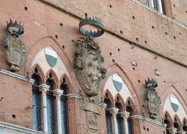 İtalya 'daki Medici hanedanının 6 büyük top sembollü kalkanıyla Toskana' daki belediye binasının ön cephesi.