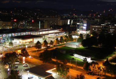 Avusturya 'nın Aydınlanmış Viyana şehrinin hava manzarası Gece ve sokak ışıklarına kadar Avrupa' da