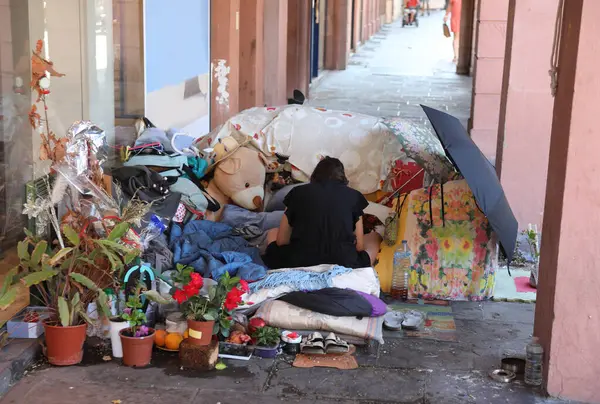 Dağınık Ait Evsizler ve Uyku Torbası