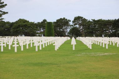 Colleville-sur-Mer, FRA, Fransa - 21 Ağustos 2022: Amerikan Askeri Mezarlığı ve askerlerin mezarlarında beyaz haçlar