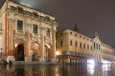 Vicenza, VICENZA, İtalya - 15 Ocak 2023: Geceleyin PIAZA DEI SIGNORI adlı ana meydanda Loggia del Capaniato Sarayı