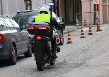 Vicenza, VI, İtalya - 19 Mart 2023: Devriye sırasında motosikletli İtalyan polisi ve LOCAL POLİS anlamına gelen metin