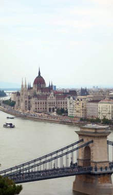 Budapeşte, B, Macaristan - 18 Ağustos 2023: Macaristan Parlamentosu Tuna Nehri üzerindeki Zincir Köprüsü