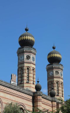 Budapeşte, B, Macaristan - 20 Ağustos 2023: Dohany caddesinden sinagog manzarası