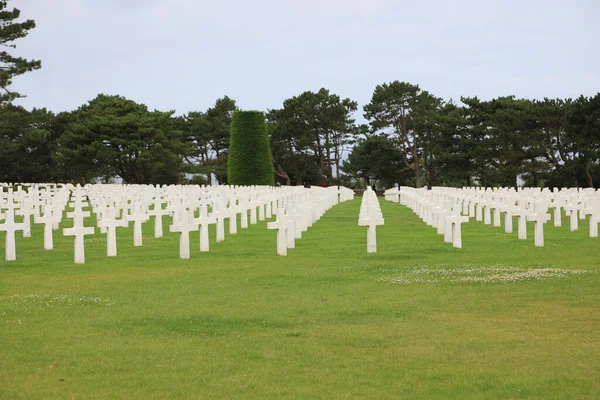 Colleville-sur-Mer, FRA, Fransa - 21 Ağustos 2022: Amerikan Askeri Mezarlığı ve askerlerin mezarlarında beyaz haçlar