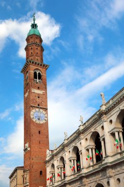 Vicenza, VI, İtalya - 1 Haziran 2020: İtalyan bayraklı BASILICA PìDIANA anıtı