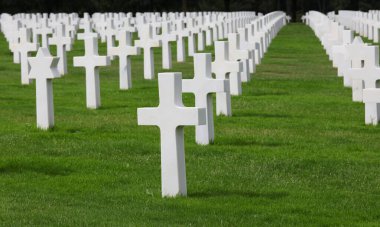 Colleville-sur-Mer, FRA, Fransa - 21 Ağustos 2022: Amerikan Askeri Mezarlığı ve birçok beyaz haç ve mezarlardaki David yıldızı