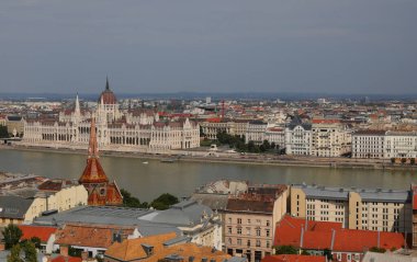 Budapeşte, B, Macaristan - 16 Ağustos 2023: Macar Parlamentosu binası ve geniş Tuna Nehri ile Tepeden Panoramik Görüş