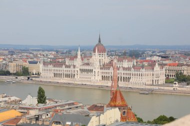 Budapeşte, B, Macaristan - 16 Ağustos 2023: Macar Parlamentosu binası ve geniş Tuna Nehri ile Tepeden Panoramik Görüş