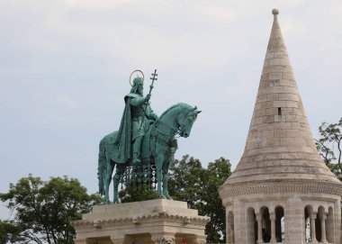 Budapeşte, B, Macaristan - 18 Ağustos 2023: Macar tepesi ve Kral Matthias heykeli üzerindeki Balıkçı Kalesi antik binası