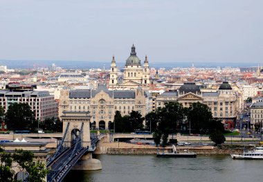 Budapeşte, B, Macaristan - 18 Ağustos 2023: Tuna Nehri üzerindeki Zincir Köprüsü ve Aziz Stephen Kilisesi ile Skyline