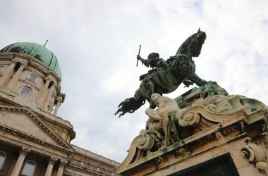 Budapeşte, B, Macaristan - 18 Ağustos 2023: Orta Avrupa 'daki Macar tepesindeki Buda Kalesi' nde Prens Eugene 'in heykeli