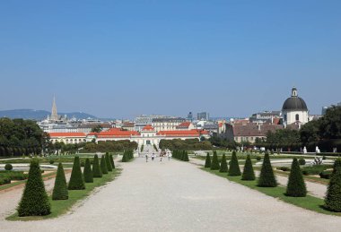 Viyana, WIEN, Avusturya - 22 Ağustos 2023: Muhteşem Aşağı Belvedere kale bahçeleri ve ufuk çizgisi